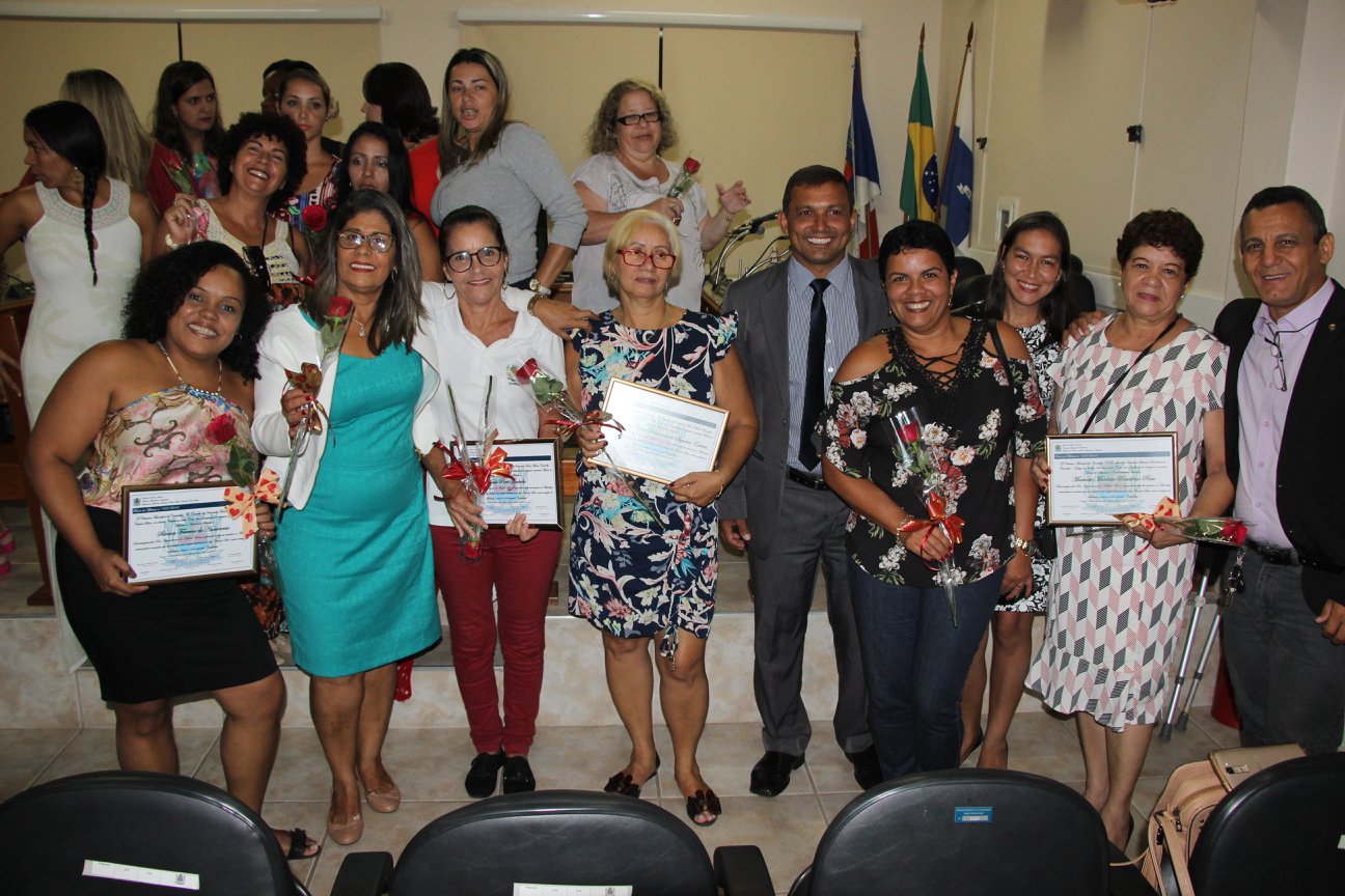 A Presidenta da Câmara Municipal junto com os vereadores Homenageiam as mulheres do município de Carapebus