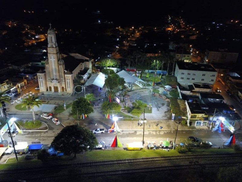 Lixeiras em postes na cidade