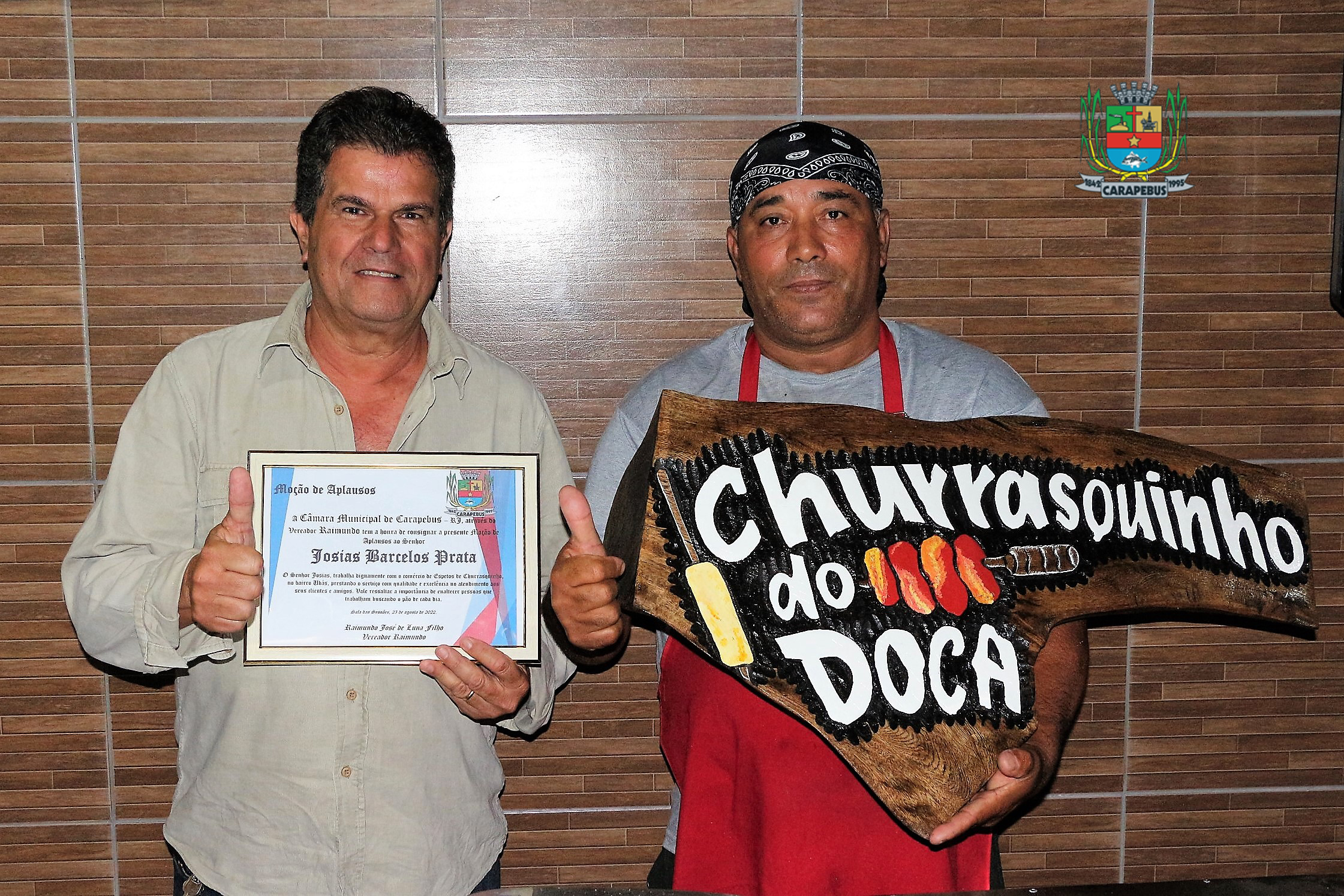 Moção de Aplausos é entregue a comerciante do município pela Câmara