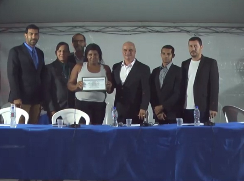 Zeladora da praça do Sonrisal recebe moção de aplauso